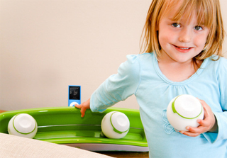 Illustration for article titled flOw Wireless iPod Speakers Change Their Tune Based On Your Movement